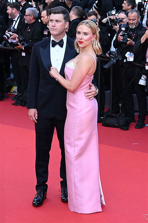 Scarlett Johansson’s Pink Dress With Colin Jost At Cannes:。